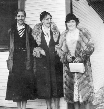 pearson3.jpg - Ruth Pearson with Judith & Anna Samuelson