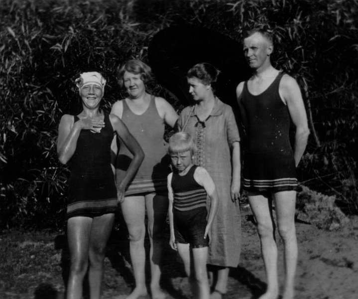 ruth_signe_axel_fam.jpg - L-R:Ruth, Signe and Ray, Anna & Axel Samuelson